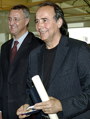 Serrat junto al ministro Caldera. (Foto: EFE)