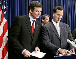 Los senadores republicanos George Allen y Rick Santorum, en el Capitolio. (Foto: AFP)
