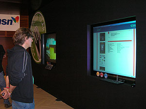 Un joven observa las campañas interactivas que se exhiben en el Kursaal. (R. Q.)