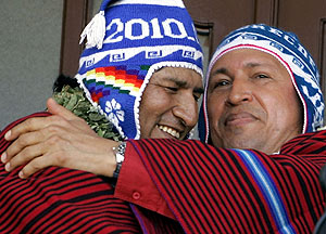 Evo Morales y Hugo Chvez se abrazan en la localidad de Shinahota. (Foto: AP)