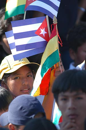 Una joven boliviana agita una bandera de Cuba y otra de su pas durante el acto. (Foto: EFE)