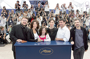 Guillermo del Toro, Maribel Verd, Ivana Baquero, Ariadna Gil, Sergi Lpez y Doug Jones. (Foto: AFP)