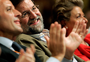 Mariano Rajoy a la derecha del presidente regional del PPCV, Francisco Camps. (Foto: EFE)