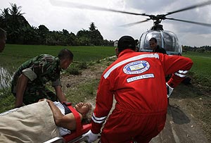 Un equipo de rescate traslada a una herida en helicptero. (Foto: REUTERS)