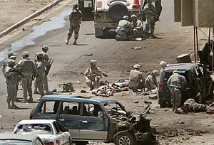 Un grupo de militares atiende al equipo de la CBS tras el ataque. (Foto: AP)