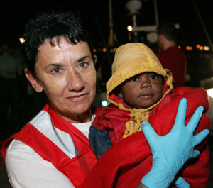 Cruz Roja asiste a un beb llegado en una barcaza a Fuerteventura. (Foto: EFE)