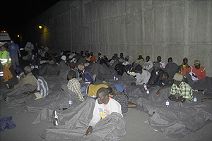Una imagen de los inmigrantes llegados a La Gomera. (Foto: EFE)