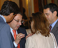 López Aguilar, José Blanco y Fernando Moraleda conversando. (Foto: EFE)