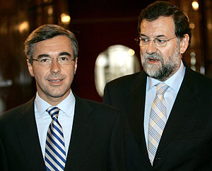 ngel Acebes, junto a Mariano Rajoy. (Foto: EFE)