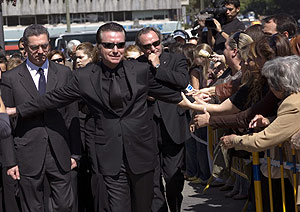 Ortega Cano, a su llegada al Centro Cultural de la Villa, junto al alcalde de Madrid (izda.) y el hermano de la cantante. (Foto: REUTERS)