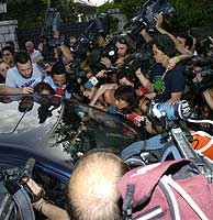 Numerosos periodistas rodean un vehculo que intenta acceder a la residencia de Roco Jurado. (Foto: EFE/Vctor Lerena)