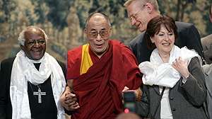 Primer plano, de izda. a dcha.: Desmond Tutu, Dalai Lama y Fanny Rodwell. (Foto: AFP)