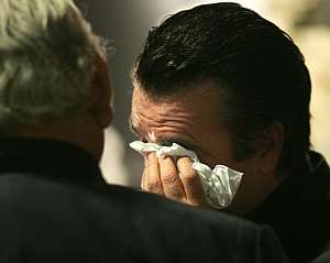 Ortega Cano llora la muerte de su esposa. (Foto: EFE)