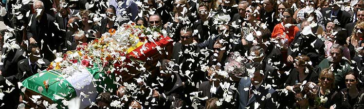 Los chipioneros lanzaron ptalos de flores al paso de la comitiva fnebre. (Foto: AFP)