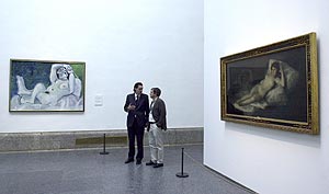 'Gran desnudo', de Picasso, frente a 'La maja desnuda', de Goya. (Foto: Pedro Carrero)