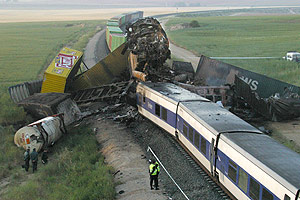 Los dos trenes después del choque en Chinchilla en 2003. (Foto: Pedro Armestre)
