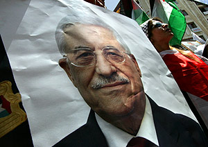 Partidarios de Al Fatah en Ramala, con un cartel de Abu Mazen, apoyan el referndum. (Foto: AP)