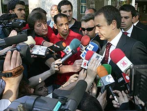 Zapatero atiende a los periodistas. (Foto: EFE)