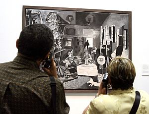 Dos visitantes ante 'Las Meninas' de Picasso. (Foto: AFP)