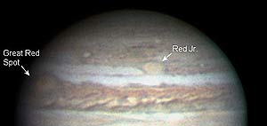 A la izda, la Gran Mancha Roja, marcada como 'great red spot'; a la derecha, valo BA, marcada como 'red jr'. (Foto: NASA)