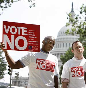 Dos partidarios del matrimonio homosexual se manifiestan frente al Capitolio de EEUU. (Foto: REUTERS)