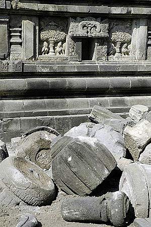 Algunos templos de la isla de Java sufrieron importantes desperfectos. (Foto: AFP)
