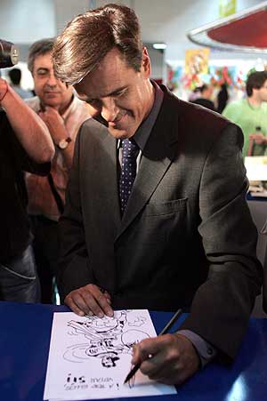 El ministro Lpez Aguilar, dibujando una caricatura. (Foto: EFE)
