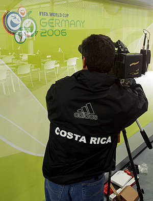 Un reportero de televisin en la sala de prensa del Mundial. (Foto: EFE)