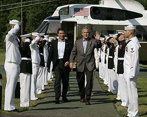 George W. Bush, junto al primer ministro dans, Anders Fogh Rasmussen, en Camp David, EEUU. (Foto: AP)