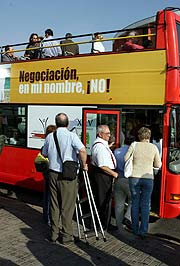 Unos de los autobuses de vctimas del terrorismo en Madrid. (Foto: EFE)