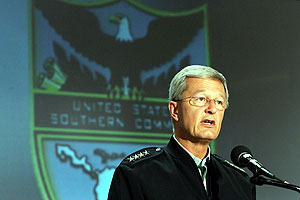 El general John Craddock, jefe del Mando Sur Conjunto de las Fuerzas Armadas de Estados Unidos durante la rueda de prensa. (Foto: AFP)