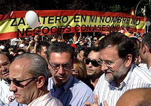 Mariano Rajoy, con Alberto Ruiz Gallardn, en la manifestacin de la AVT. (Foto: AFP)