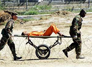 Un preso es trasladado en Guantnamo en una imagen tomada en 2002. (Foto: EFE)