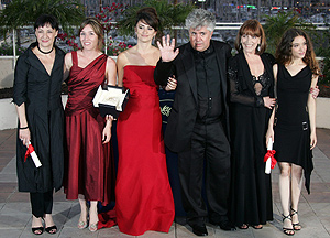 Pedro Almodovar posa junto a las actrices de 'Volver', en Cannes. (Foto: REUTERS)