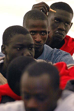 Un grupo de inmigrantes, en Tenerife. (Foto: EFE)