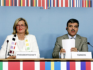 Los ministros de Exteriores de Austria y Turqua, Ursula Plassnik y Abdul Gul. (Foto: AP)