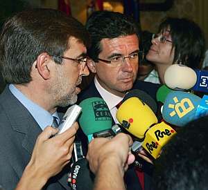 Jaume Matas (dcha.), junto a Francesc Antich, durante la rueda de prensa ofrecida. (Foto: EFE)