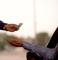Un conductor recibe el cambio tras pagar en un peaje. (Foto: Q. Garca)