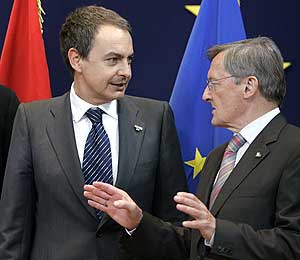 El canciller austriaco, Wolfgang Schssel (dcha.), con el presidente Zapatero. (Foto: AFP)