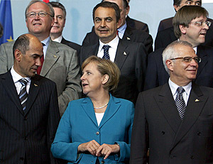 El primer ministro esloveno junto a Merkel y Borrell en la foto de familia . (Foto: EFE)