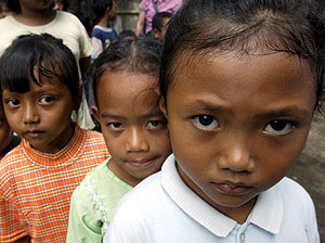 Nios indonesios esperan para recibir material escolar tras el terremoto. (Foto: EFE)