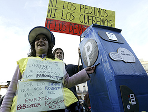 Una afectada por el SER, junto a un parqumetro de cartn. (Foto: A. Heredia)