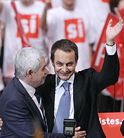 Zapatero (dcha.) y Maragall. (Foto: AP)