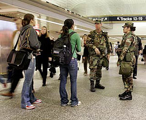 Soldados patrullan el metro de Nueva York por falsa alerta en octubre de 2005. (Foto: AP)