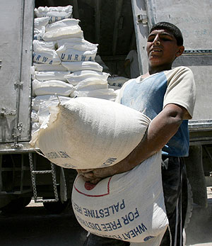 Un palestino retira ayuda alimenticia de Naciones Unidas. (Foto: REUTERS)
