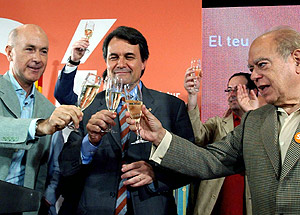 Artur Mas celebra con Duran Lleida y Jordi Pujol el triunfo del 's'. (Foto: EFE)