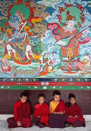 Monjes budistas en Gangtok, capital del estado fronterizo de Sikkim. (Foto: REUTERS)