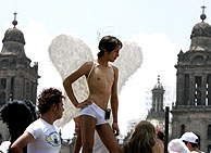 Participantes en el desfile del orgullo gay frente a la Catedral de la ciudad de México. (Foto: AP)
