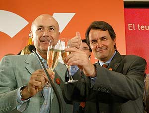 El secretario general de CiU, Duran i Lleida (izda.) y su presidente, Artur Mas, tras la aprobacin del Estatut. (Foto: Antonio Moreno)