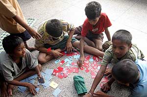 Unos nios de la calle juegan en un refugio local. (Foto: EFE)